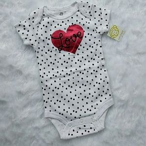🆕 NEW WITH TAGS: POLKA DOT/HEART ONSIE: 6MO